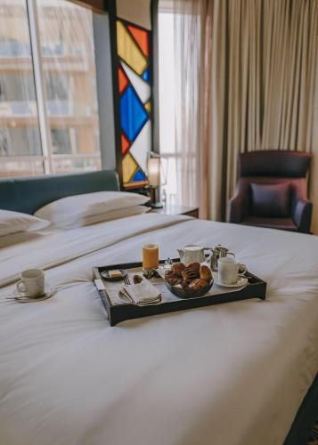 Spacious Andaz Suite with Balcony – 20% off Food and Beverage (Summer 2026)