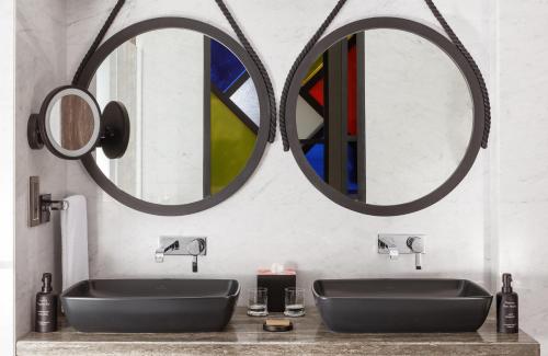 Spacious Andaz Suite with Balcony – 20% off Food and Beverage (Summer 2026)