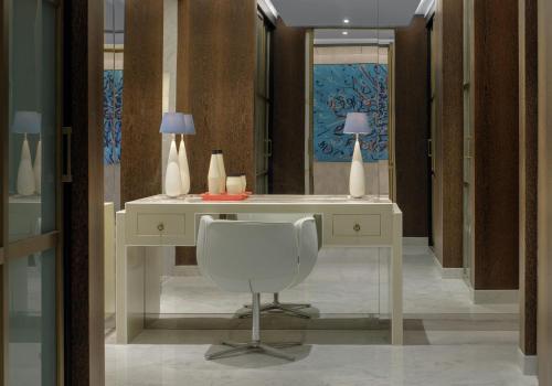 Two-Bedroom Luxury Royal Suite with Private Jacuzzi and Experience Shower – Free In-Room Breakfast & VIP Parking