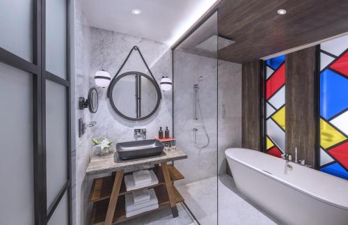 Junior Twin Suite with Courtyard View