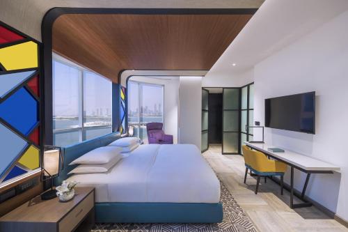 Spacious Andaz Deluxe Suite with Sea View and Balcony  – Free Breakfast, 20% off Food and Beverage (Summer 2026)
