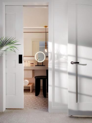 King Room Accessible - Roll-In Shower