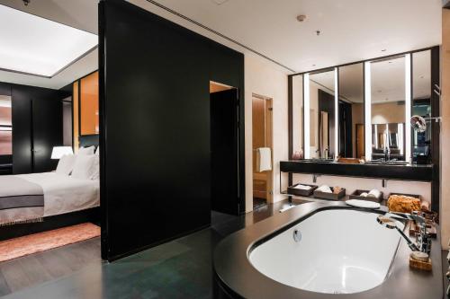 Deluxe Bund View Suite