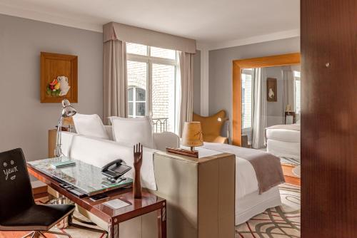 Deluxe Collection Room