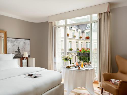 Gallery King Suite