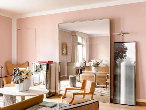 Gallery King Suite