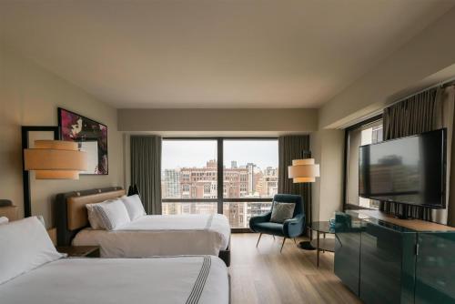 Double Room with Two Double Beds and Lake View