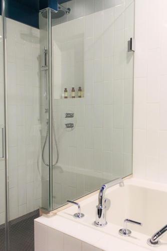 Double Room with Two Double Beds and Lake View