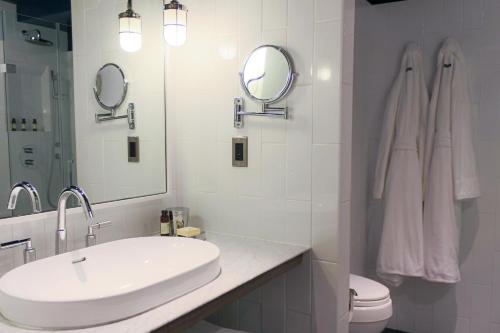 Double Room with Two Double Beds and Lake View