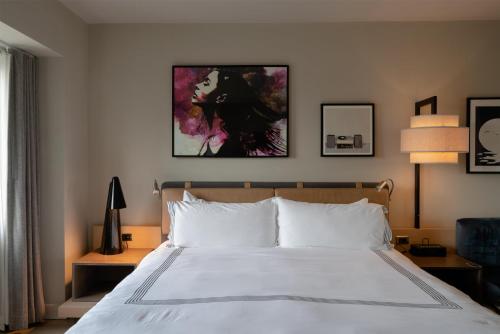 King Room with Lake View and Accessible Shower - Disability Access