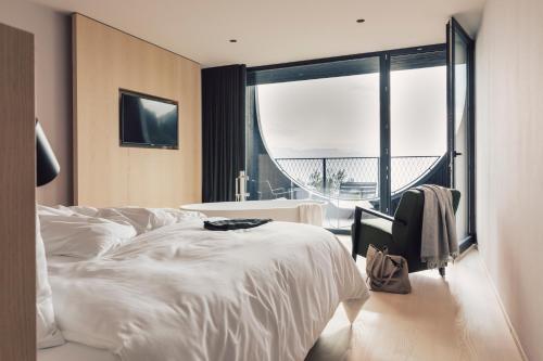Suite with Mountain View
