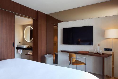 Deluxe King Room with Balcony