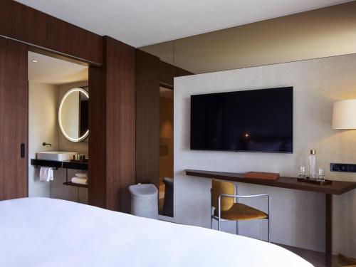 Deluxe King Room with Balcony