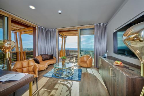 Round View Suite