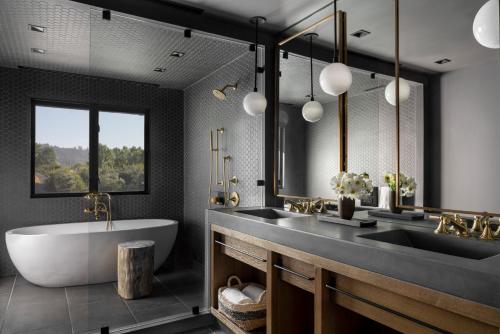 Vineyard and Palisades Mountain Room Double