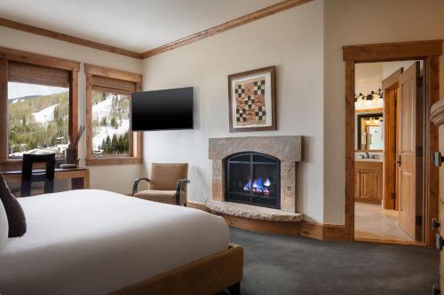 Three-Bedroom Penthouse Suite with Fireplace and Balcony