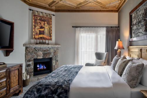 Four-Bedroom Penthouse Suite with Mountain View