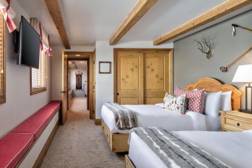 Four-Bedroom Penthouse Suite with Mountain View