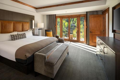 One-Bedroom King Suite with Balcony