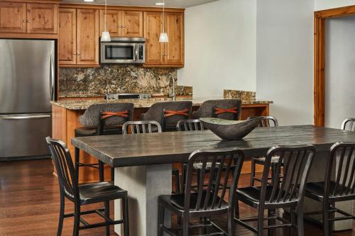 Three-Bedroom Residence with Fireplace and Balcony