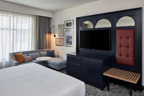 King Room with Shower - Mobility and Hearing Accessible
