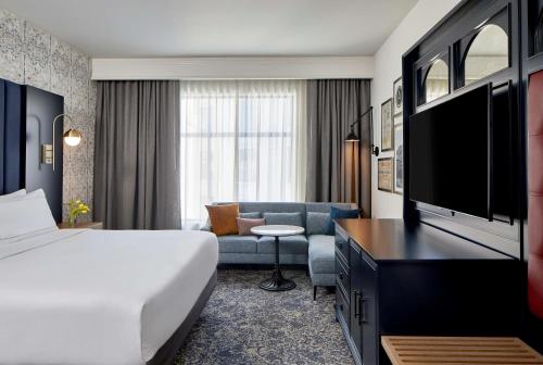 King Room with Shower - Mobility and Hearing Accessible