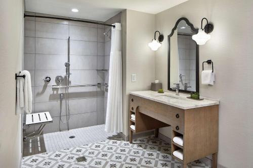 King Room with Shower - Mobility and Hearing Accessible