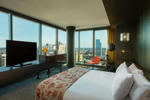 Cool Corner, Guest room, 1 King, City view, Corner room