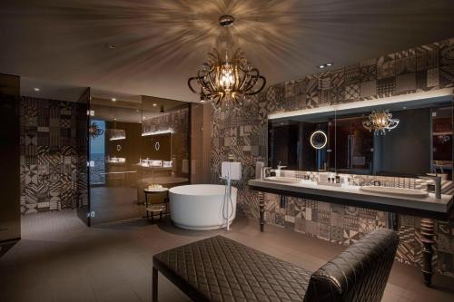 Mega, Suite, 1 King, City view