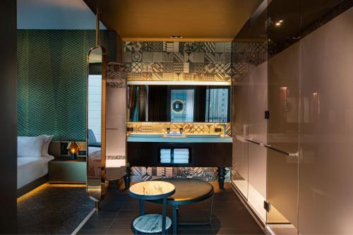 Mega, Suite, 1 King, City view
