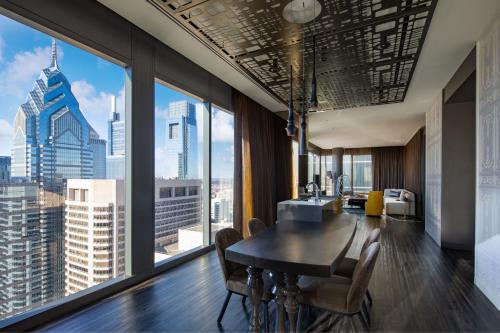 Mega, Suite, 1 King, City view