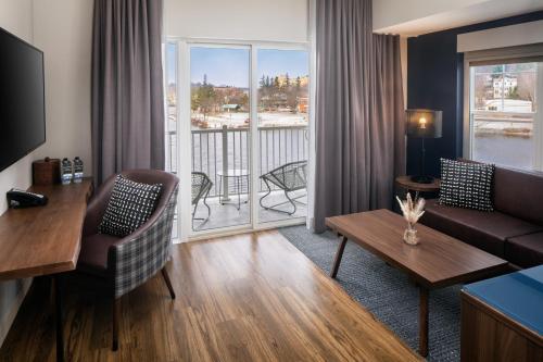 Suite with Lake View