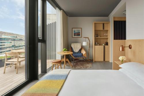 King Room with Terrace and City View - High Floor