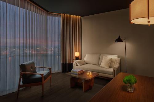 One Bedroom King Suite with Harbor View