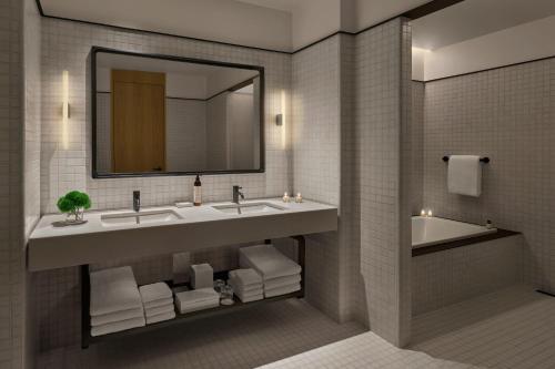 One-Bedroom Deluxe King Suite with Scenic View