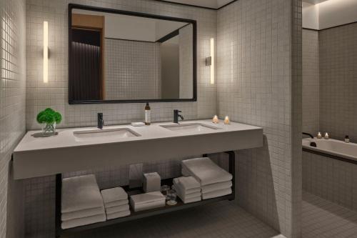 One-Bedroom Corner King Suite with Harbor View