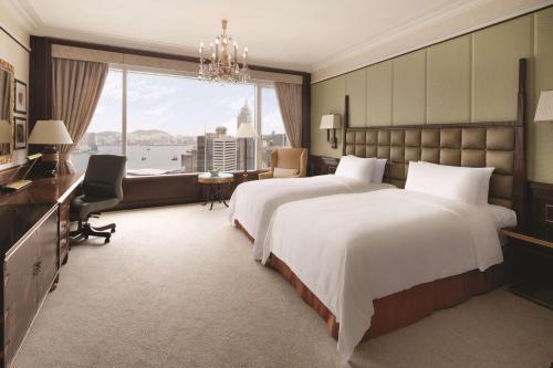 Island Shangri-La Premier Harbour View Twin Room