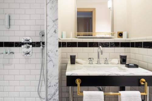 Classic Double Room with Shower and Balcony
