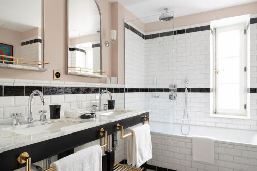 Superior Double Room with bath and balcony 