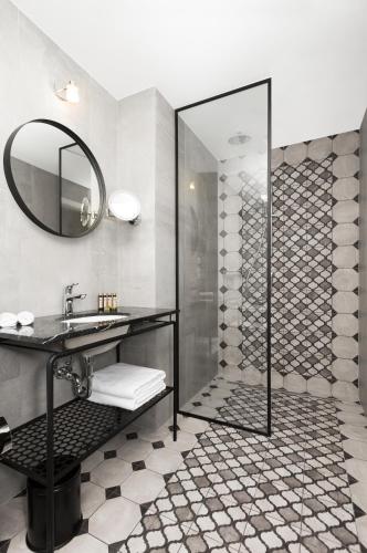 King Bed Premium Walk in Shower
