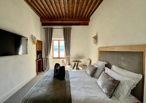 Deluxe Double Room with Lake View and Spa Access Included