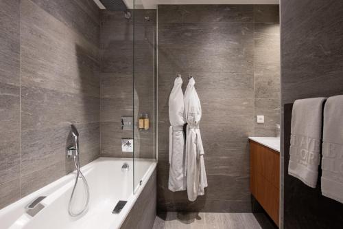 Deluxe Double Room with Lake View and Spa Access Included
