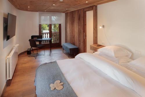 Suite with Mountain View