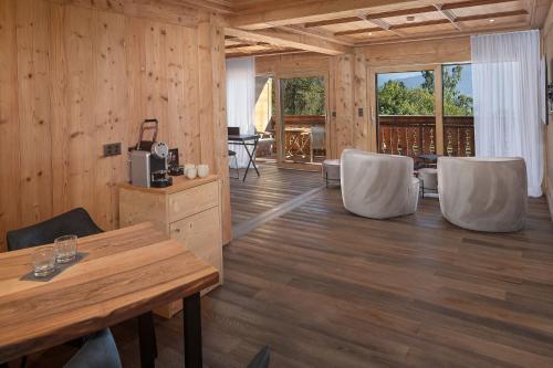 Suite with Balcony and Mountain View