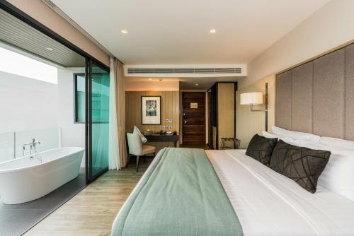 Deluxe Pool View Room