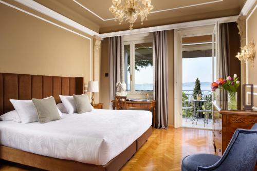 Deluxe Lake View with Balcony