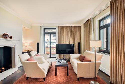 Superior Suite with Balcony and Lake View