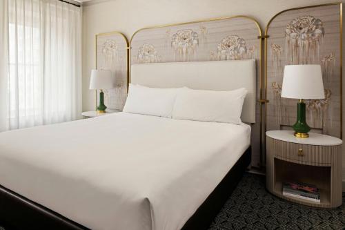 Deluxe, Guest room, 1 King, City view