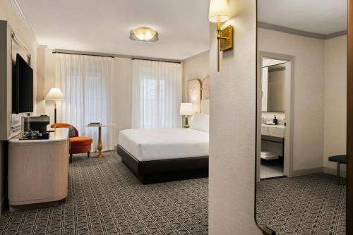 Deluxe, Guest room, 1 King, City view