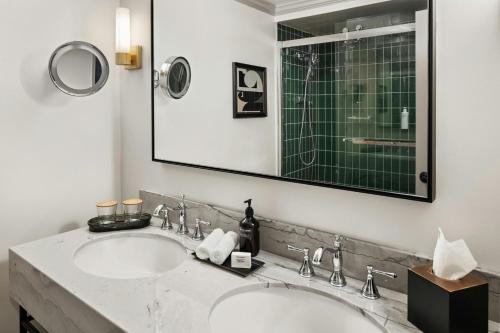 Deluxe, Guest room, 1 King, City view